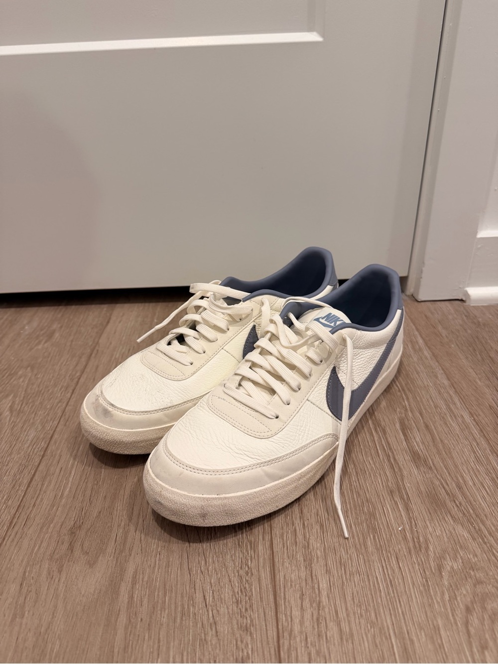 Nike Men’s Sneakers in White and Blue - Picture 2 of 5